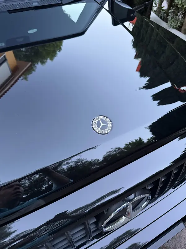 Cofre negro con reflejo de espejo